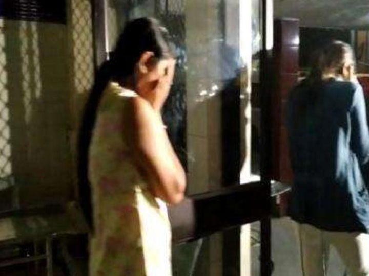 ગાંધીનગર: યુવક-યુવતીઓ દારૂની મહેફિલ માણતાં હતાં અને પોલીસ આવી પહોંચી